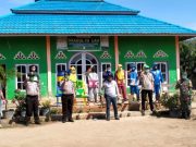 Cegah Covid-19, Joyo Kamin Anggota DPRD Tanjab Timur Serahkan Bantuan dan Lakukan Penyemprotan Disinfektan