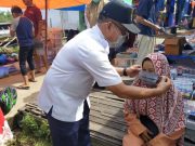 KETUA TIM PENGGERAK PKK KEC. BATAGUH IBU AMBON RIDUANTO, BAGIKAN MASKER DITENGAH MASYARAKAT UNTUK MENCEGAH TERTULARNYA CORONA VIRUS DISEASE (COVID-19) BAGI WARGA MASYARAKAT PULAU KUPANG, KAB. KAPUAS