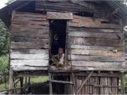 POLSEK MENDAHARA ULU BERSAMA LINMAS BERIKAN BANTUAN KEPADA SUKEMI PENDERITA STROKE