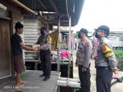 JAJARAN POLSEK MENDAHARA ULU”DI DAMPINGI KADES P. RAHIM BERIKAN BANTUAN SEMBAKO KE WARGA