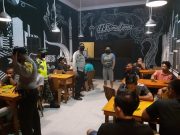 KAPOLSEK SABAK BARAT BESERTA CAMAT DAN BABINSA LAKUKAN PATROLI UNTUK PUTUSKAN RANTAI PENYEBARAN COVID 19