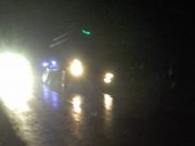 JALAN YANG SEMPIT MEMBUAT MOBIL TRUK ANGGKUTAN TERPEROSOK DI PINGGIR JALAN LINTAS KUALA TUNGKAL