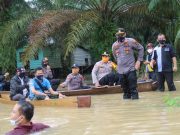 KAPOLRES MUARA JAMBI AKBP ARDIYANTO.S.I.K, MH. BERBAGI DENGAN MASYARAKAT PEMATANG JERING YANG TERDAMPAK BANJIR