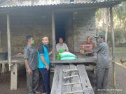 Jalan Rusak Parah, Kades Sungai Dusun”Runi Nadi” Salurkan 33 Paket Bansos (JPS), Dari Pemkab Tanjabtim