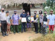 KAPOLRES MUARO JAMBI SERAHKAN BANSOS PEDULI COVID -19 BUAT SUKU ANAK DALAM