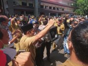 Marah Atas Ucapan Anggota Dewan, Ratusan Kuwu Serbu Gedung DPRD
