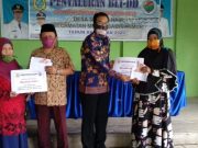 Kades Simbur Naik “Faisyal Ghafar” Serahkan BLT DD Kepada 79 KK Penerima