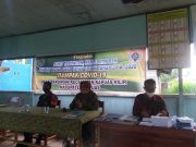 KEPALA DESA BAKUNGIN BAGIKAN BUKU TABUNGAN,DAN ATM BLT DANA DESA TAHAP 2 & 3 T.A. 2020