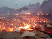 BUPATI KAPUAS, Ir. BEN BRAHIM S BAHAT, MT, MM. SERAHKAN SEJUMLAH BANTUN KEPADA MASYARAKAT KORBAN KEBAKARAN DI SEI HANYO