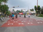 PENAMPAKAN MARKA JALAN UNTUK PHYSICAL DISTANCING