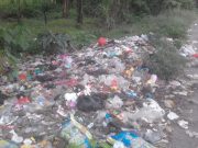 MASYARAKAT TERPAKSA MEMBUANG SAMPAH SEMBARANGAN KARENA DIDUGA BURUKNYA SISTEM KEBERSIHAN DI LINGKUNGAN KELURAHAN SENGETI