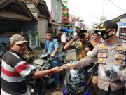 Jajaran Anggota Polsek Ciasem Bagikan Masker Gratis