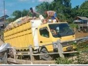 Di Rehap Tahun 2016, Jembatan RT 05 Desa Pematang Manyan Amruk