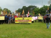 RATUSAN PETANI GERUDUK KANTOR BUPATI, DESAK IZIN PT KASWARI UNGGUL DICABUT