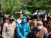 COVID-19 : KAPOLRES MUARO JAMBI DAMPINGI BUPATI BAGI-BAGI MASKER DIPASAR SENGETI