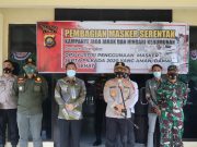 PEMBAGIAN MASKER SERENTAK : POLRES BERSAMA WAKIL BUPATI KAMPANYEKAN JAGA JARAK DAN HINDARI KERUMUNAN
