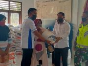 Kades Sungai Tering, M. Yunus, Serahkan Beras Bantuan dari Kemensos Untuk Keluarga Penerima PKH