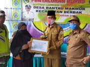 Salurkan BLT DD Tahap ll Periode V, Kades Rantau Makmur “Suparto” Berharap Agar Masyarakat Patuhi Protokol Kesehatan