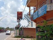 KASI TRANTIB KELURAHAN PERTANYAKAN IZIN PAMLFLET IKLAN ROKOK YANG TERPASANG DI TOKO