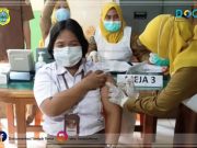 Bupati Tanjab Timur Tinjau Penyuntikan Vaksin di Puskemas Muara Sabak Barat