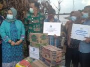 Ketua TP PKK Kab. Tanjabtim Berikan Bantuan Korban Kebakaran di Kec. Rantau Rasau