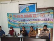 Penyaluran BLT-DD Periode Bulan April di Desa Rantau Rasau 1 Turut Dihadiri Kacabjari