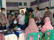 Waka Polres Tanjabtimur Tinjau Gerai Vaksin Di Desa Bangun Karya
