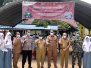 Kepsek SMPN 2 Tanjab Timur Dampingi Siswa/i Ikut Vaksin