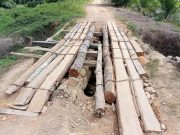 Warga Dusun Lubuk Durian Desa Harapan Baru Kec Air Upas Kab Ketapang Gotong Royong Perbaiki Jembatan Penghubung Secara Manual