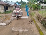 Dilintasi Mobil Proyek jembatan, Gorong Gorong Amblas Dan Berlubang, Warga Harap Segera Diperbaiki