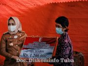 Bupati Tulang Bawang “Dr. Hj Winarti, SE, MH” Memberikan Bantuan Kepada Para Korban Bencana Angin Puting Beliung Yang Terjadi Di 3 Kecamatan