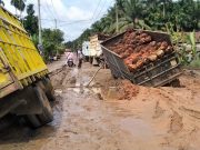 Jalan Rusak Parah Akibatkan Kemacetan Hingga Sopir Nginap Dijalan