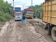 Lagi Kemacetan Terjadi Dijalan Provinsi Jambi, Jangankan Kendaraan Roda 4 Roda 2 Pun Susah Untuk Melintasi