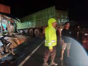 DIDUGA “REM BLONG” MOBIL TRONTON JENIS HINO TABRAK WARUNG DEPAN SPBU SIMPANG TUAN