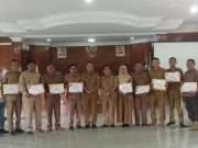 Sekda Sapril, S.IP Bersama Kaban Bakeuda Serahkan SPPT dan DHKP PBB – P2 tahun 2024