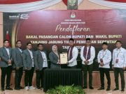 Bapaslon Bupati Zumi Laza dan M. Aris Resmi Mendaftarkan Ke KPU Tanjab Timur