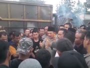 Wakapolres Beserta Puluhan Personil Polres Tanjab Timur Datangi TKP Redam Kemarahan Warga Buntut Bocah Tertabrak Hingga Tewas