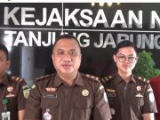 Kejari Tanjab Timur Serahkan Tersangka AW dan Barang Bukti Tindakan Pidana Korupsi Dana Desa Pangkal Duri