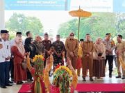 Hari Pertama Ngantor Bupati Dillah Hich dan Wabup Muslimin Tanja Disambut Secara Adat