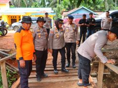 Polres TanjabTimur Gerak Cepat Perbaiki Jembatan, Akses Penghubung Desa Sido Mukti dan Desa Jati Mulyo Kecamatan Dendang