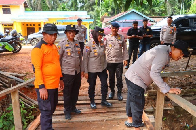 Polres TanjabTimur Gerak Cepat Perbaiki Jembatan, Akses Penghubung Desa Sido Mukti dan Desa Jati Mulyo Kecamatan Dendang