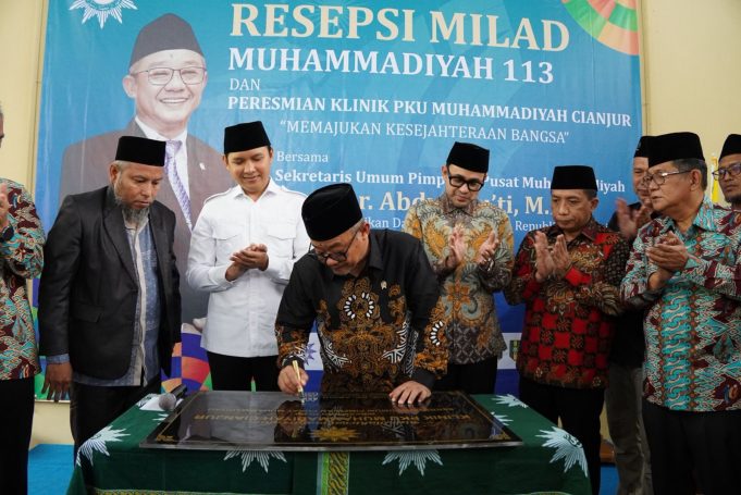 Menteri Pendidikan Dasar Dan Menengah Republik Indonesia Resmikan Gedung Klinik PKU Dalam Acara Milad Muhamadiyah yang Ke 113